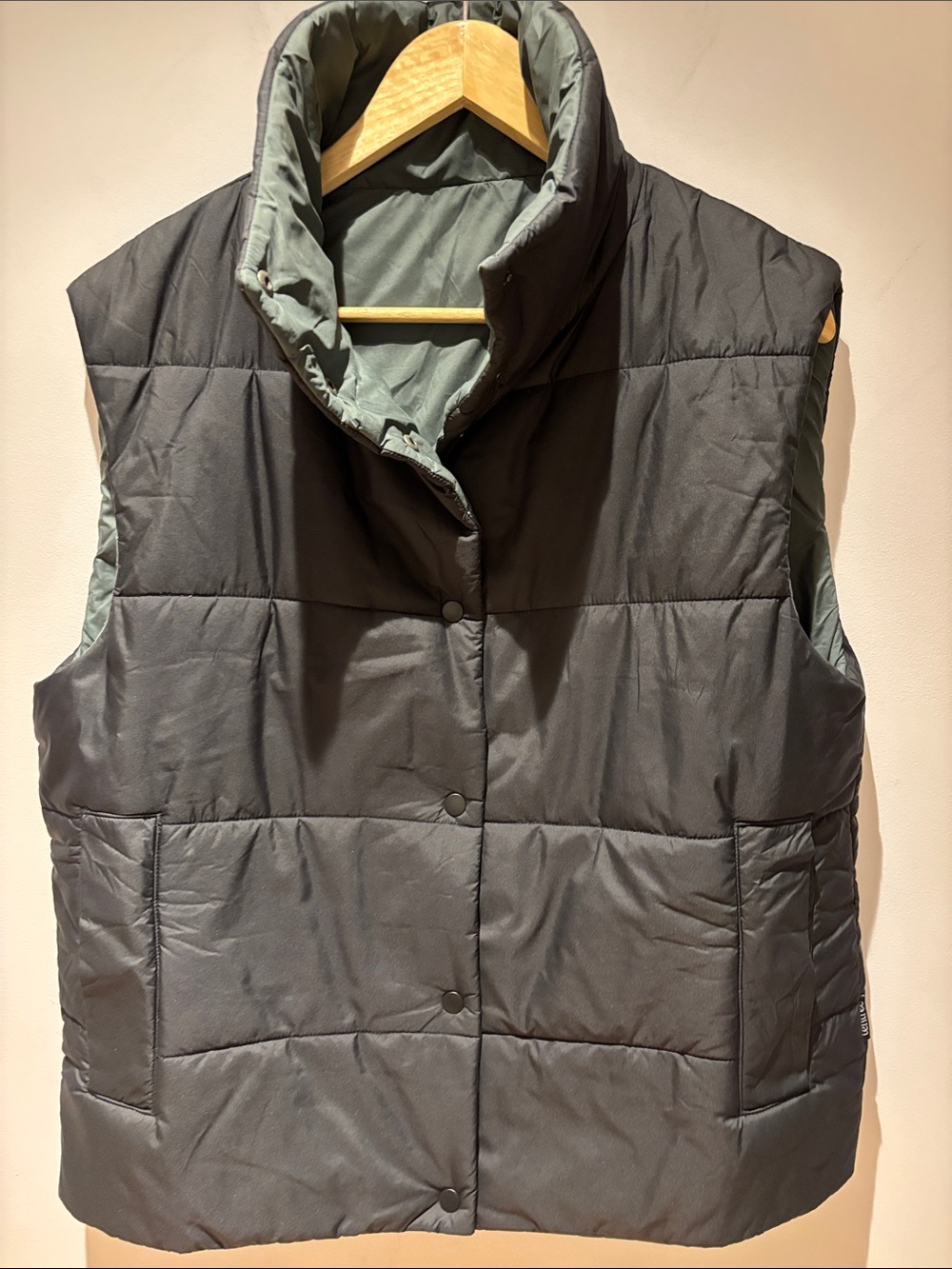Tentree Reversible Women's Quilted Puffer Vest - Black and Forest Greem